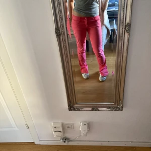 Rosa jeans  - Jätte fina rosa jeans med slit nere vid fötterna ❤️tryck på köp nu om du vill köpa 