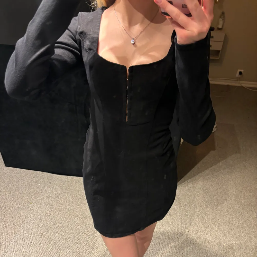 Säljer en helt oanvänd klänning från zara med prislappen kvar. Den är i jeans material. Skriv för fler frågor eller bilder. (köpare står för frakt)💗. Mekot.