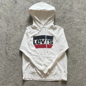 En Levis hoodie som knappt kommit till användning. 250kr men priset går att diskuteras
