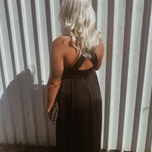 Balklänning  - Balklänning endast använd 1 gång vid bal, storlek 40  Går välja själv hur man vill ha banden (korsade eller ej) 