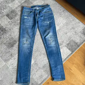 Tja säljer nu ett par tvär feta  dondup jeans i storlek 31. Dom är i väldigt bra skick och är i modellen George. Midja mått är 39 cm och längden är 101 cm.