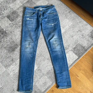 Dondup jeans  - Tja säljer nu ett par tvär feta  dondup jeans i storlek 31. Dom är i väldigt bra skick och är i modellen George. Midja mått är 39 cm och längden är 101 cm.