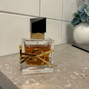 Yves saint Laurent libre intense  - Finns mycket kvar av 30 ml. 