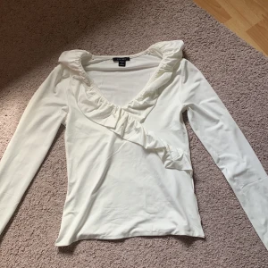 Superrr fin tröja! - Jag säljer denna super fina tröjan. Jag säljer den pga att den är i str L när jag har str Xs. Jag köpte den för att den var så fin och den såg ut och passa men det gjorde den inte. Jag tycker den är ganska liten i storleken så den passar M också.☺️