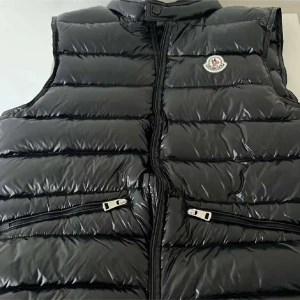 moncler väst - moncler gui väst, inte använd så mycket och 10/10 skick