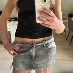 Lågmidjad jeanskjol - Midja: 40cm Längd: 28cm