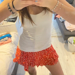 Kjol - Jätte fin kjol med inbyggda shorts från Zara💞