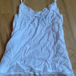 Linne - Säljer ett jättefint spets linne jag köpt utomlands💗 fint skick och skulle säga att den sitter som en xxs-xs💗