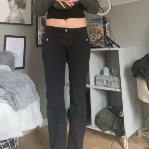 Svarta jeans hm - Ett par svarta jeans med fickor upptill💕