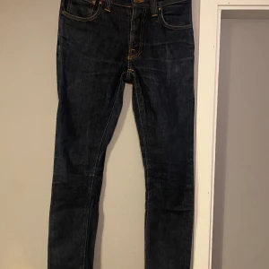 Nudie jeans Grim Tim  - Säljer nu dessa nudie jeans då dom var fel storlek för mig. Är tyvärr märken efter snusdosor och plånböcker på backfickorna. Därav priset Båda jeansen är w29 och L32 Pris kan diskuteras vid köp av båda. Bild 1-3 Grim Tim 250 Bild 4-5 thin Finn 240