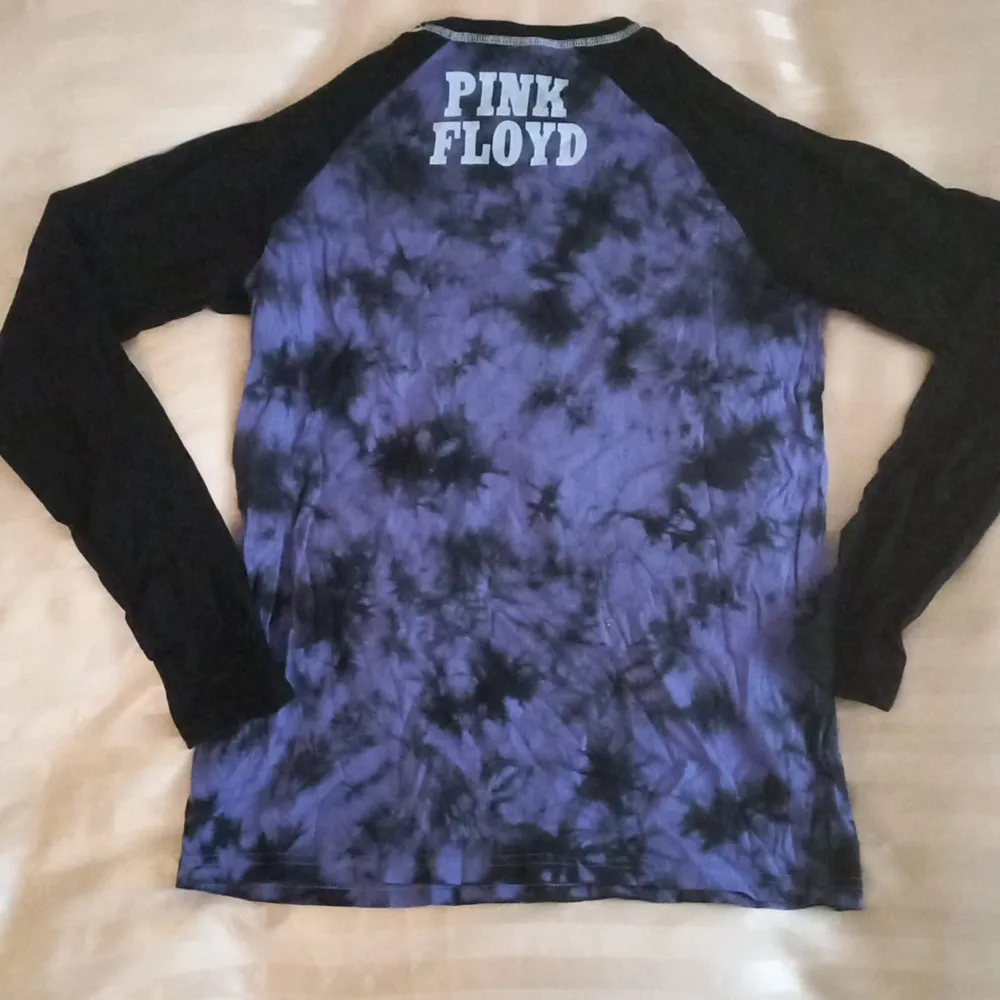 Pink floyd tröja från emp. (Ny pris runt 300kr. Säljer för 180kr.) Den är oanvänd och har legat i garderoben en stund nu. Storlek: M.. T-shirts.