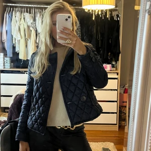 Jacka - Säljer denna jätte fina jackan från zara perfekt till våren! St M men skulle mer säga att det är en Xs/S💕