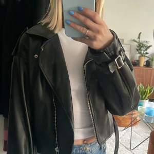 Skinnjacka  - Skinnjacka, storlek 34. Från Nelly  Fint skick bara en hank på armen som behövs fästas  