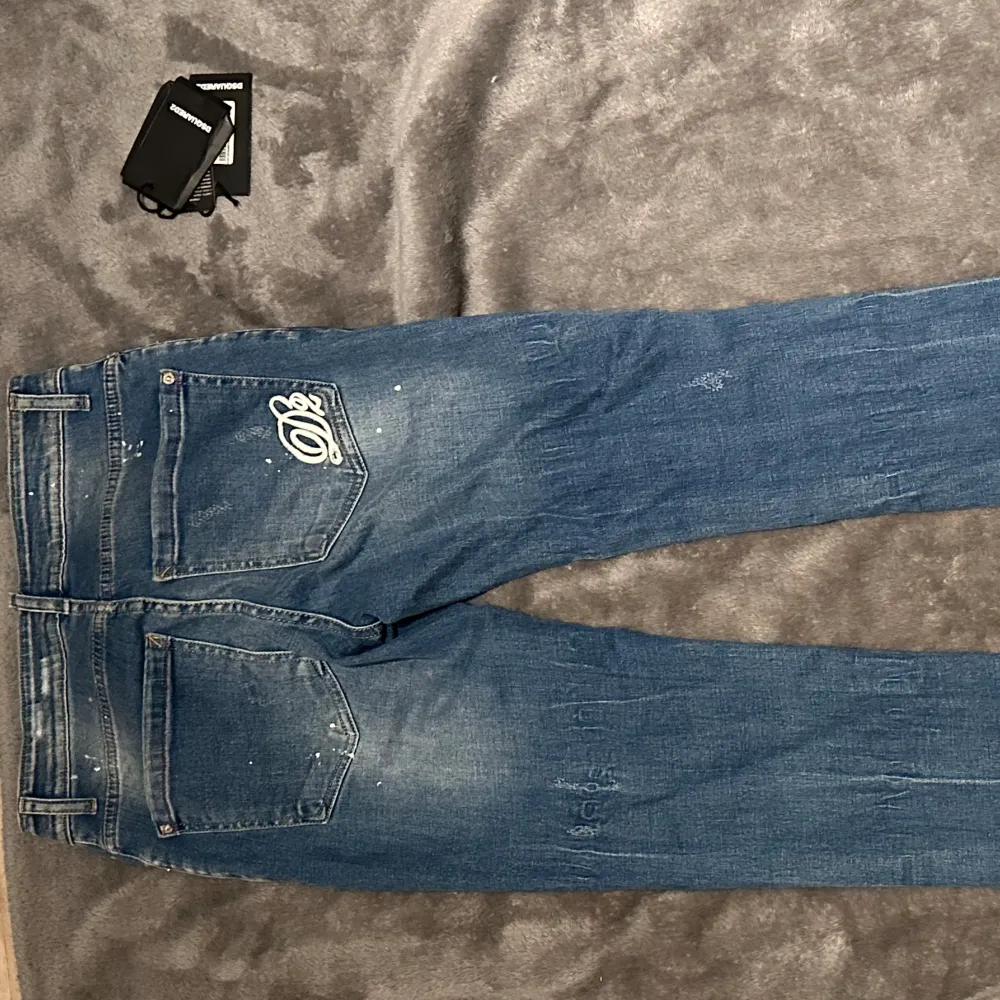 Intressekoll på dessa Slim fit dsq2 jeans. Jeansen sitter som en W29 men är 44 i dsq2 storlek (italiensk).. Jeans & Byxor.
