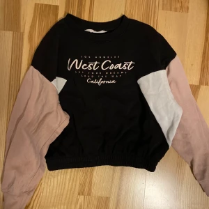 Collegetröja strl 134/140 - Begagnat skick. Noppig, se bild. Kolla in övriga annonser för samfrakt. Jag är väldigt mån om mina köpare. Skulle du vara missnöjd med ditt köp så ta gärna kontakt med mig innan dåligt omdöme, så har jag en chans att rätta till det.