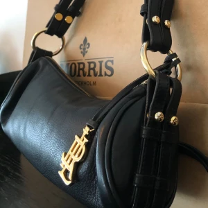 Ralph Lauren baguette bag svart skinn  - Jätte fin mindre väska i mjukt svart skinn Guld detaljer  Använd men i fint skick lite skav på remmen på ena kanten och läder biten på zipen saknas (se bild) 