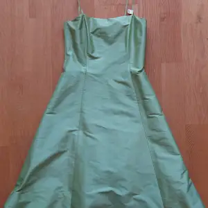Äppelgrön festklänning, endast använd vid bröllop. Kemtvättad och i mycket gott skick.