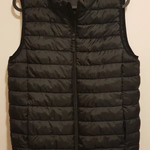 Svart väst! (Barn) - En svart väst (barn) i mycket bra skick! Stl.146/152