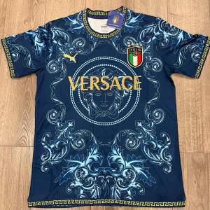 Versace fotbolls tshirt i nyskick inga fel med den 10/10. Tillkommer med tags samt påse för fler frågorna hör gärna av dig😁pris kan diskuteras vid SNABB affär!!