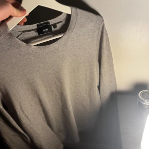 Hugo boss Sweatshirt - Säljer denna stickade sweatshirten i Kashmir 🧶 Klass skick, inga skador. Nypris: 1199 kr | Mitt pris: 349 💥 