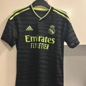 Tja. Säljer denna realmadrid tshirt bortaställ. Skick 10/10 aldrig använd. Bara skriva dm vid intresse👍