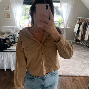 Skjorta  - Fin skjorta i Manchester som både kan användas som topp eller ovanför ett tex linne! Knappt använd 