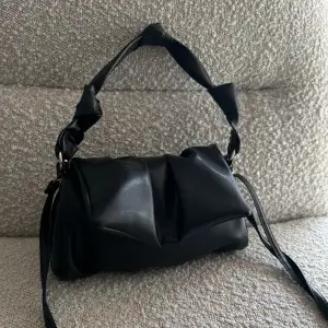 Super snygg och stilren väska i svart. Säljer för 300kr + frakt. 