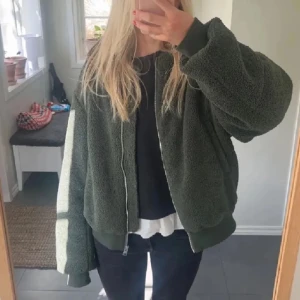 cos jacka - (Lånad bild!!) Intressekoll på min jättefina cosjacka!! den är i superbra skick och passar perfekt till vår, sommar och höst!!💓🧸💓🧸💓