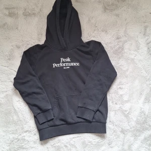 Peak Performance hoodie - Är använd, ett litet rivmärke. Mem inget hål.