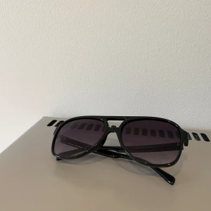 Solglasögon  - Tjena säljer ett par extremt snygga glajor i ny skick för en bra peng. Dem är grymt snygga och passar perfekt till sommaren och våren. 