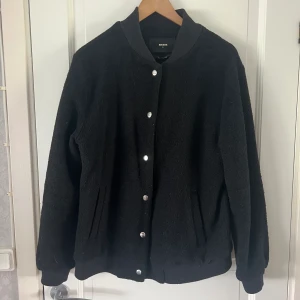 Bomberjacka i ull - Svart bomberjacka i ull med knappar från BikBoks ullkollektion i storlek S. Passar även större storlekar beroende på vilken passform man vill ha. Jättefin kvalitet! Köparen står för frakten!💕💕