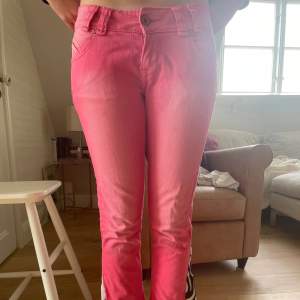 dessa galet snygga rosa/röda lågmidjade jeans. Super snygga och trendiga. Pris går att diskutera vid snabb affär. Midjemåttet 80, innerbenslängden 80.