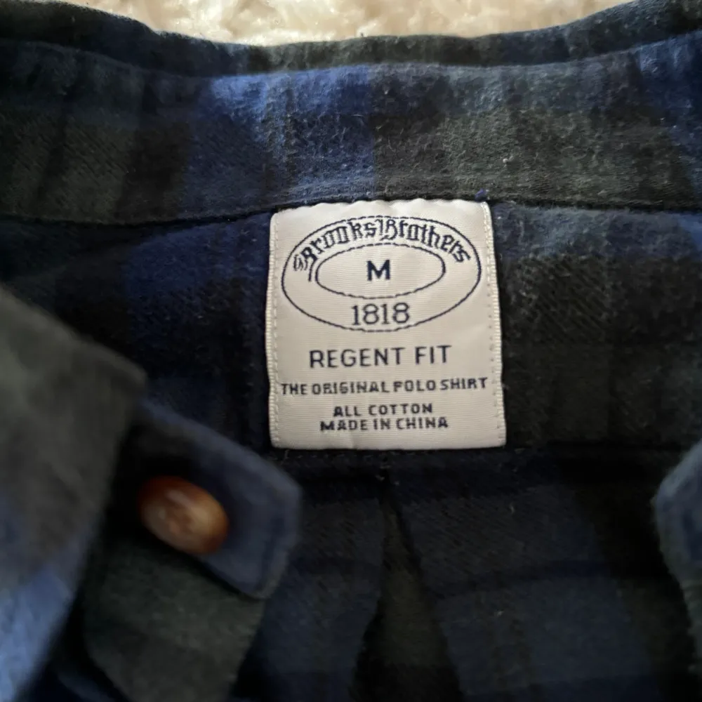 Schysst flanellskjorta från Brooks Brothers i storlek M. Nypris: 1500!! Kom PM för fler bilder eller frågor 🤝🏻. Skjortor.