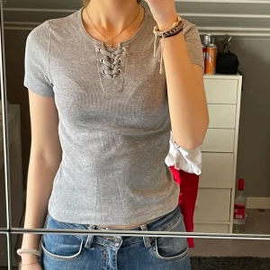 T-shirt  - Grå T-shirt med detalj fram💕 Säljer då jag ej använder, storlek 146/152 men passar mig med XS💗