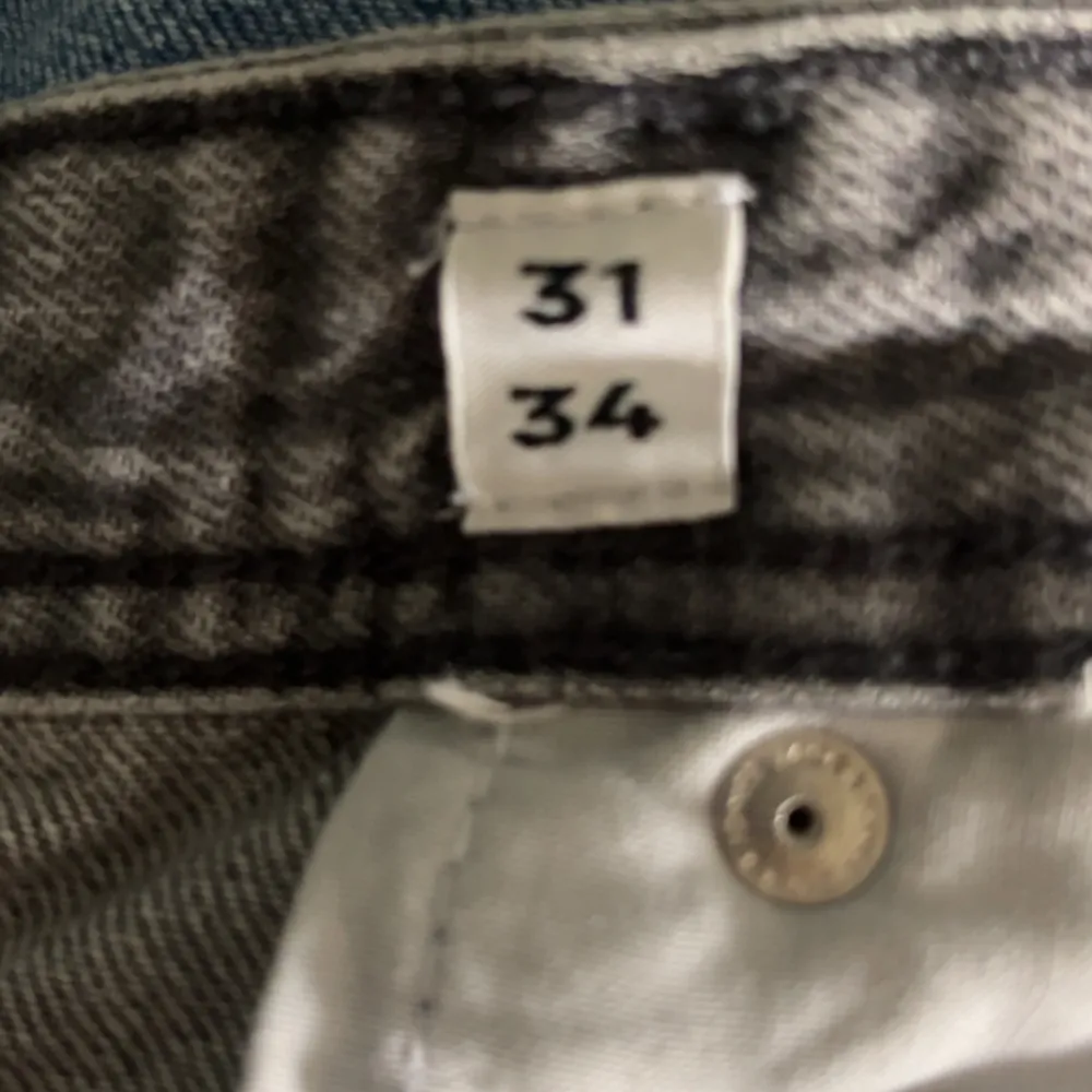 Bra klassika jeans. Gråa färgen som passar till de mesta. Jeansen är i bra skick, 8/10. Original pris: 599. Hör av dig vid frågor!. Jeans & Byxor.