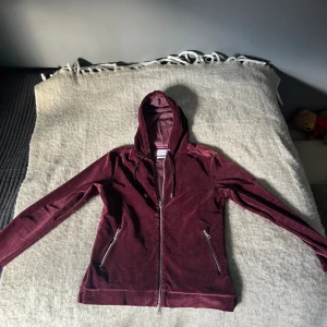 Limitato zip hoodie - Hej! Jag säljer nu min vinröda limitato hoodie med zip och print på ryggen. Den är i gott skick och lite använd. Hör gärna av er vid fler frågor
