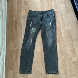 Jeans - Fick den som en present i julas men säljer den nu för den komm inte till användes. Ny pris 850  Möts upp i sthlm