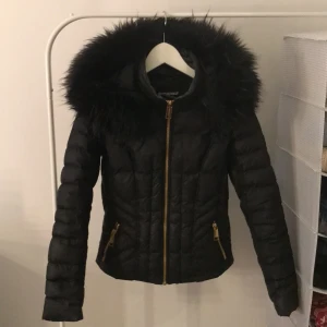 Rockandblue jacka - Orginal pris 1605kr fint skick, storlek 34. Skärpet finns tyvärr inte kvar dock lika fint utan.