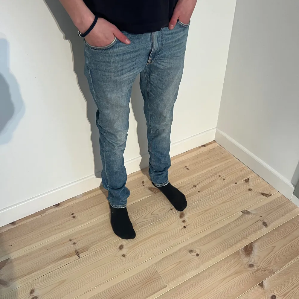 Nudie jeans Lean Dean | Skick: 8/10 | Strl W30 L34 | Vårt pris 449 kr | Modellen är 180 cm | Hör av dig om du undrar någonting!. Jeans & Byxor.