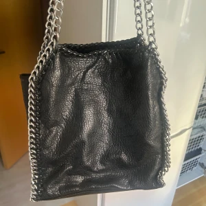 Tiamo väska - Jättefin Stella McCartney liknande väska som inte längre kommer till användning!💗I bra skick, endast små slitningar i hörn💗