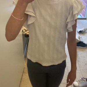 Gina tricot  tröja❤️ - Super fin tröja ifrån Gina Young! Storlek 158/164 men funkar för dem med mindre storlek också. Tröjan är endast använd ett fåtal gånger! Köparen står för frakt!❤️