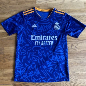 Real Madrid bortatröja 21/22 - Real Madrid bortatröja 21/22, skick 10/10, använts 1-2 gånger