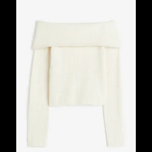 Off sholdren tröja - Säljer min jätte fina off-sholdren tröja från hm i bra skick!💓 Endast använd få tal gånger Skriv för egna bilder   Priset går att diskutera 