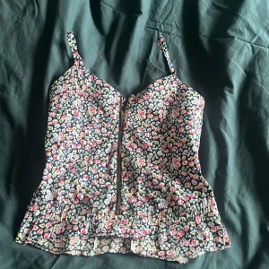 Korsett topp - Skit snygg korsett topp i mönster. Storlek XS men skulle säga att den är en S