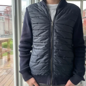 Jimmy Sanders Cardigan - Säljer en snygg Cardigan från Jimmy Sanders i storlek S. Väldigt bra skick och inte använd så mycket. Pris går att diskutera. Skriv vid frågor eller fler bilder! 