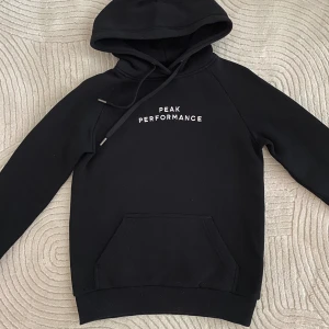 Peak performance hoodie - I bra skick, haft på mig den två gånger 