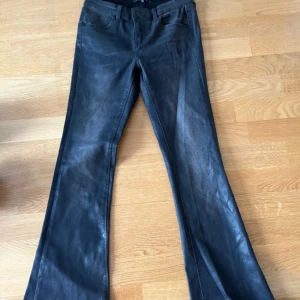 Läder jeans  - Säljer mina snygga lågmidjade läder jeans, helt oanvända!  Skriv om du har några frågor eller är intresserad!💕