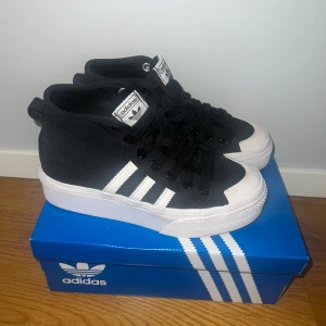 Adidas Nizza Platform Mid - Adidas sneakers i modellen Nizza, storlek 37+1/3, passar 37-37.5. Mycket bra skikt. 