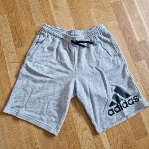 Adidas Mjukisshorts - Säljer dessa sköna mjukisshorts från adidas i storlek M. Sparsamt använda och i mycket bra skick. Hör gärna av er vid fler frågor:)
