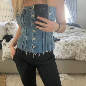 Zara jeanstopp - Helt oanvänd topp från Zara i jeansmaterial, prislappen finns kvar🤩Storlek L men mindre i storleken så skulle säga M typ💗